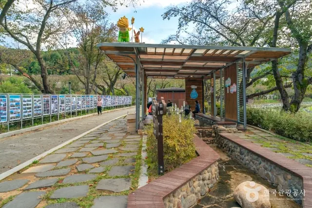 Covered public footbath — Suanbo Hot Springs