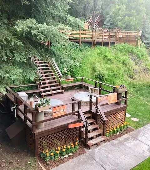 Box Canyon Lodge, Colorado - cedar soaking tubs terraced on mountainside