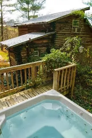 Broadwing Farm Cabins Mineral Hot Tubs, North Carolina.