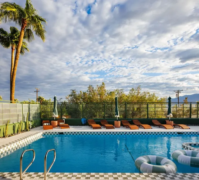 Outdoor pool and mountain views — Sagewater Springs