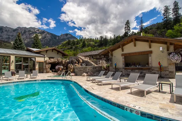 Twin Peaks Lodge and Hot Springs